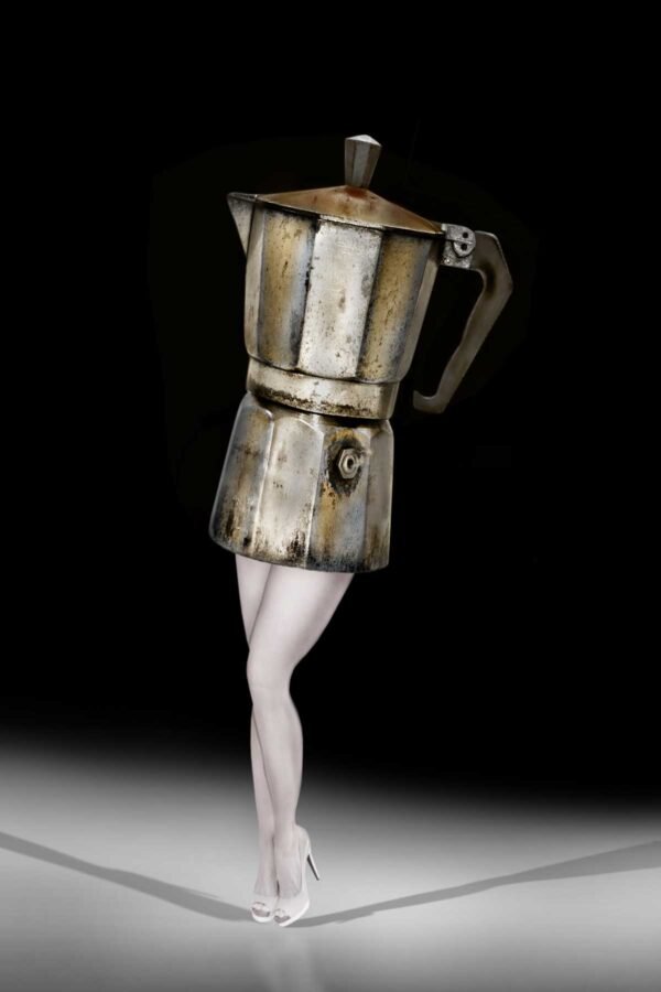 Walking Cuba / An Old Coffee Maker on the Brink. 2021
