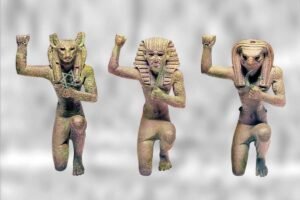 Three statuettes in an attitude of jubilation / Three major religions have managed to gather almost half of the world's population. 2022