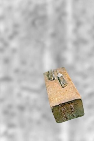 Unknown pharaoh / This statue, we can imagine, represents the hidden power that dominates the world in the 21st century. 2022